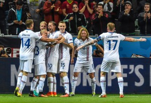 L'équipe de football islandaise fête le nul contre le portugal - Euro 2016 Interview