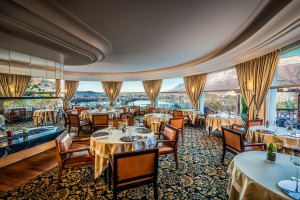 Restaurant gastronomique La Rotonde des Trésoms - Vue panoramique Lac d'Annecy - Décoration d'intérieur